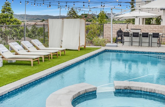 Resort-like residence with pool, jacuzzi, sauna, ocean breeze & amazing sunsets
