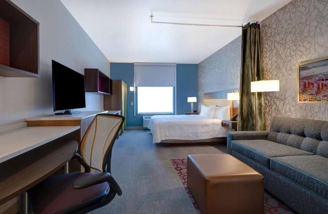 Retreat in the Heart of the Strip! Pet-friendly, Outdoor Pool, Free Breakfast!