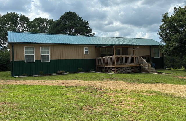 Retreat to the peaceful Tennessee countryside. Pet-friendly.