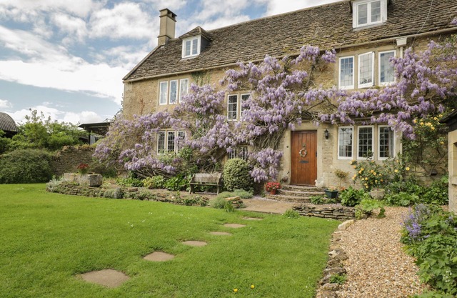 REYBRIDGE HOUSE, pet friendly, character holiday cottage in Lacock