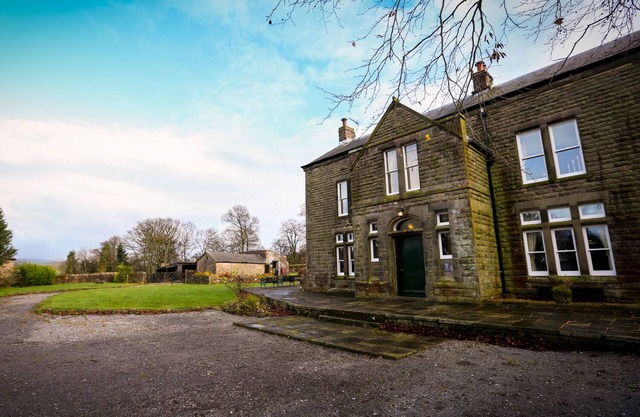 RIDGE HALL, pet friendly, with open fire in Chapel-En-Le-Frith