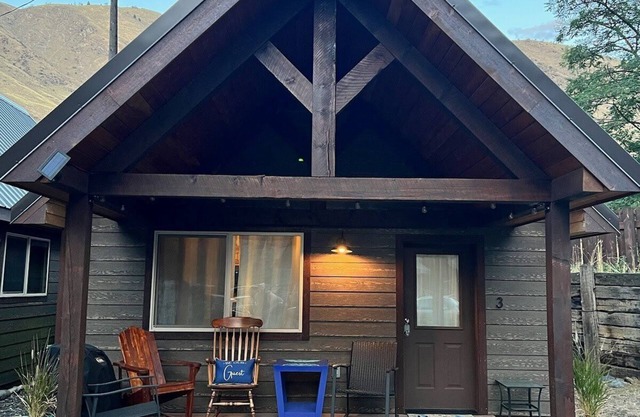 Riggins Retreat on the River
