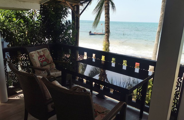 Right on the beach, typical wooden bungalow with romantic furnishings.