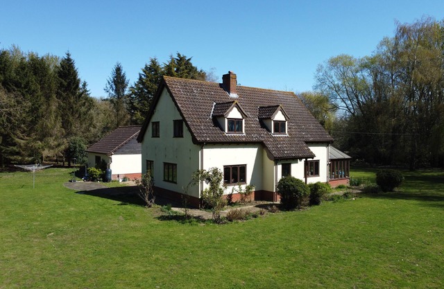 RIVENDELL, pet friendly, with open fire in Harleston