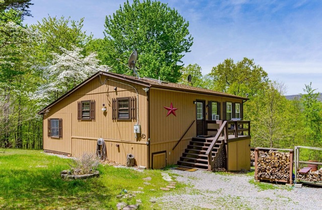 River Access Cabin with Hot Tub, Fire Pit & WiFi!