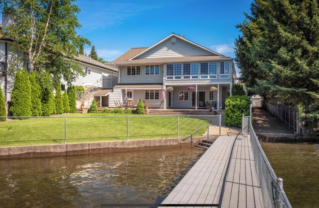 River's Edge Oasis, private dock, 2 kitchens, pool table, dog friendly!