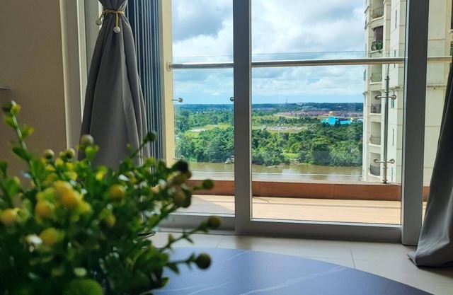 River view comfy homestay! Family-sized condo with Pool and Jacuzzi