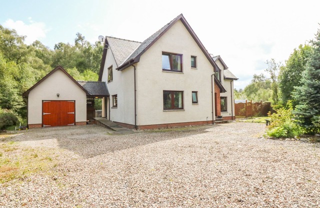 RIVERBANK HOUSE, family friendly, with hot tub in Roy Bridge