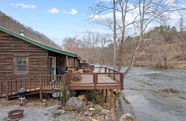 Riverfront Cabin, Mountain Views, Fishing, and Rafting!