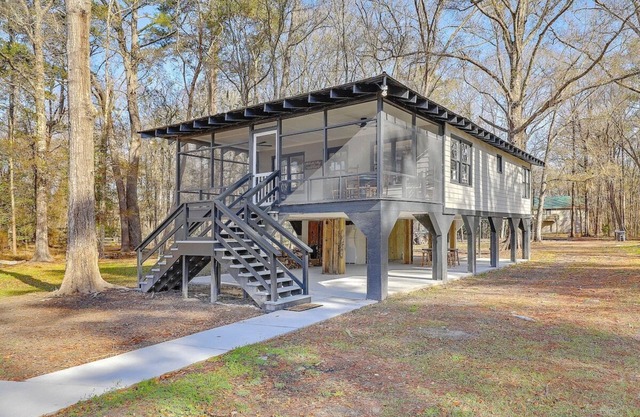 Riverfront Cottage with 2 docks and firepit located on the Edisto River