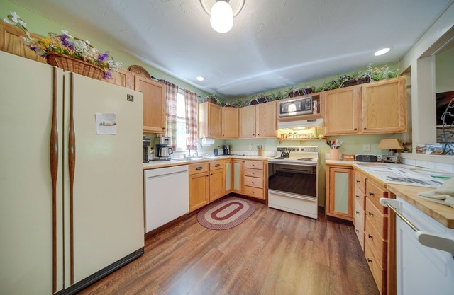 Riverfront Geneva Cottage on Grand River!