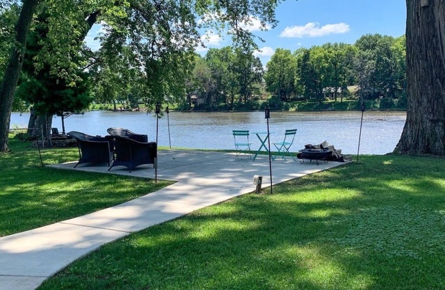 Riverfront Oasis: Parks+ Kayaks+Relaxation Await!