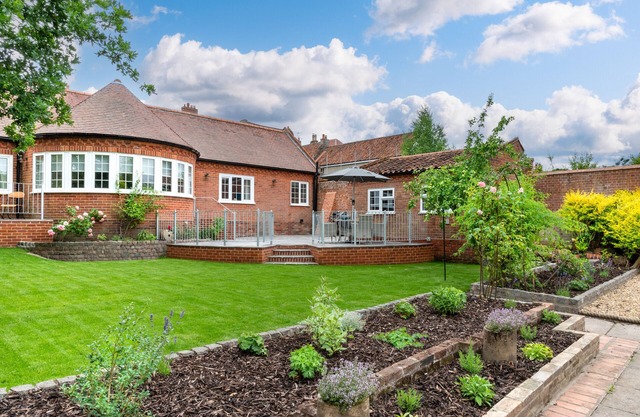 Riverside Lodge - Two Bedroom House, Sleeps 4