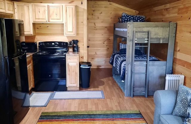 Riverside log cabin in WV- 5 min from Pinnacle Creek Connector
