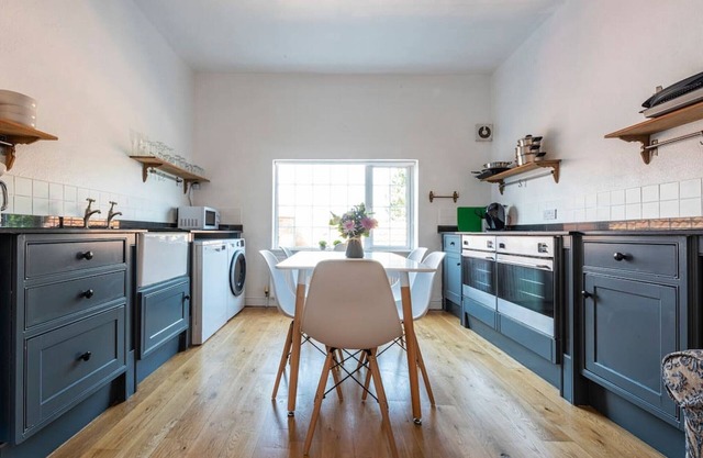 Riverside Rest - quirky split-level 3-bed cottage