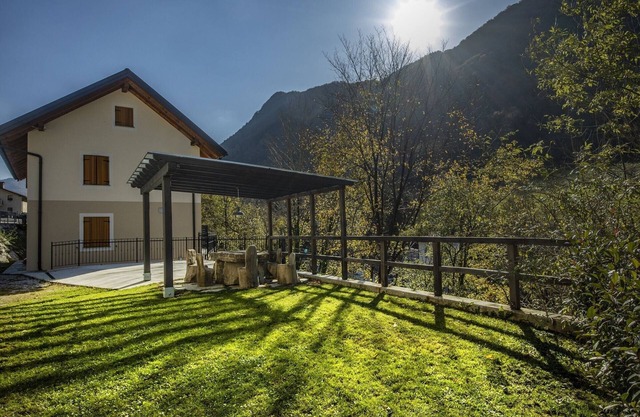Riverside Rustic Ridge Apartments with Balcony - Three Bedroom Apartment with Balcony