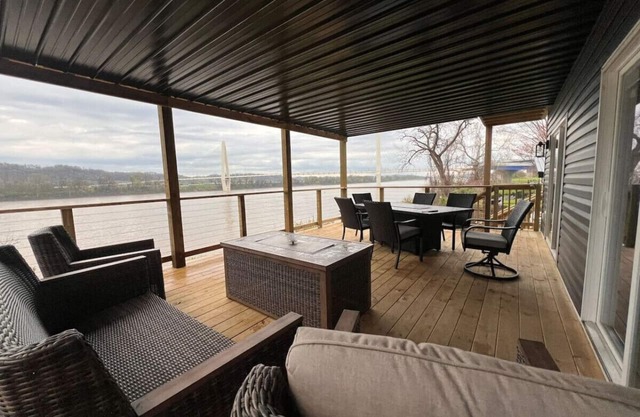 RiverSuite1 - A mesmerizing river & bridge view.
