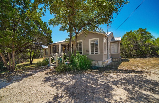 Roadrunner - Great location between Austin and Dripping Springs