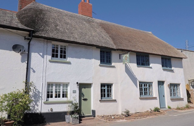 ROBYN COTTAGE, pet friendly, country holiday cottage in Otterton