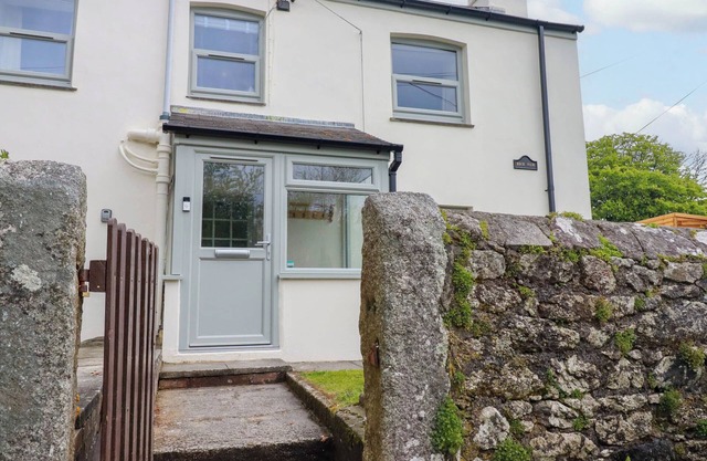 ROCK VIEW, pet friendly, character holiday cottage in St Austell