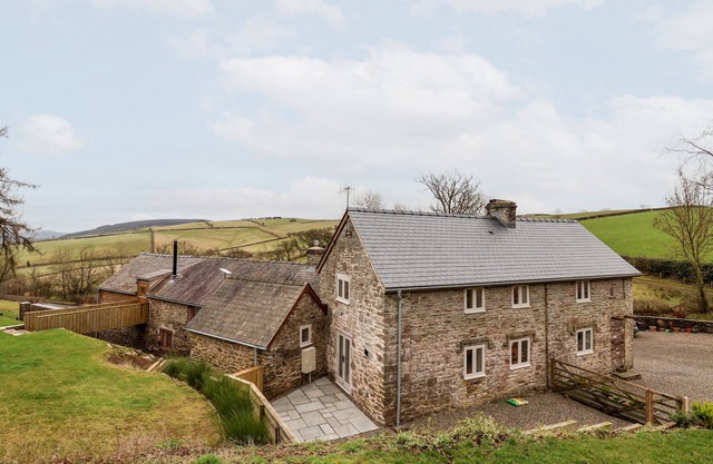 ROCKHILL FARMHOUSE, pet friendly, with open fire in Clun