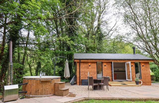 ROE DEER LODGE, pet friendly, luxury holiday cottage in Sleights