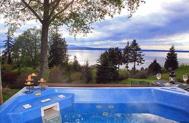 Romantic and Charming Cottage with hot tub, on beautiful one acre view lot!