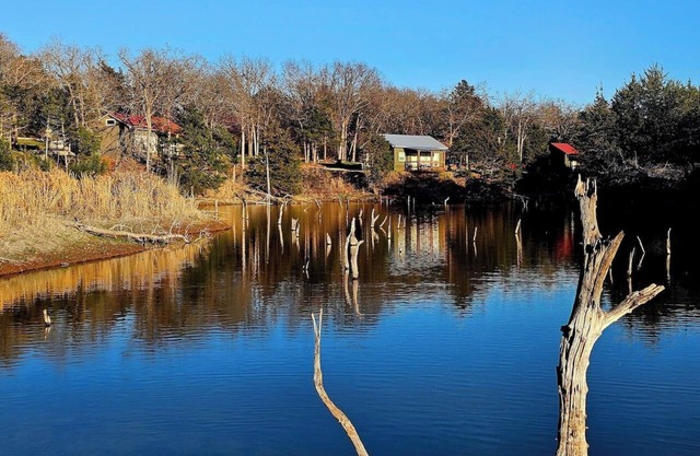Romantic Cottage on Private Lake