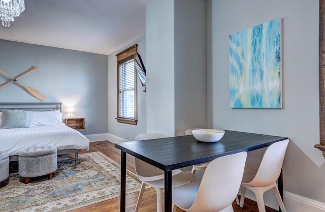 Romantic Getaway w/King Bed in Historic Lunenburg (Suite 4)