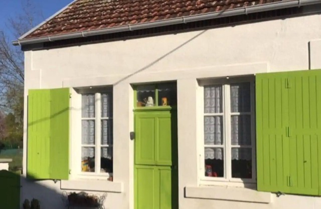 Romantic holiday home in Précy with garden