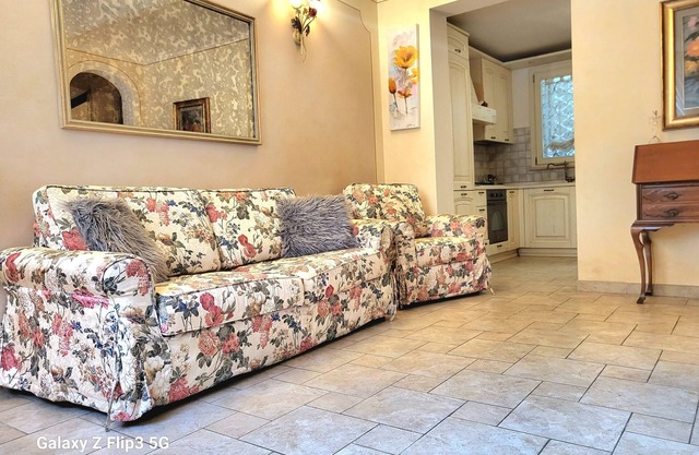 Romantic house with bath and pets allowed in ancient Tuscan village