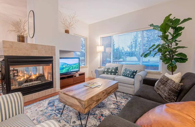Romantic Resort Home Private Jacuzzi + Plush Robes