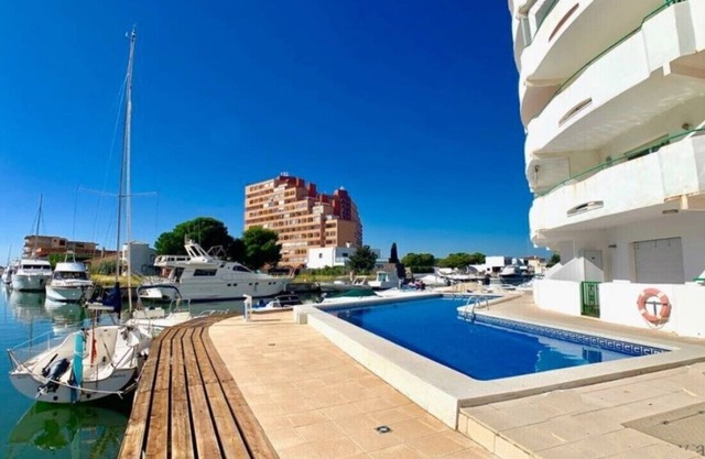 ROMANTIC STUDIO with large terrace in front of swimming pool and canal, bicycle parking