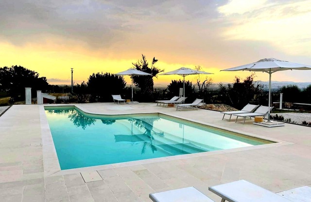 Romantic suite with jacuzzi in manor house with pool and sea view