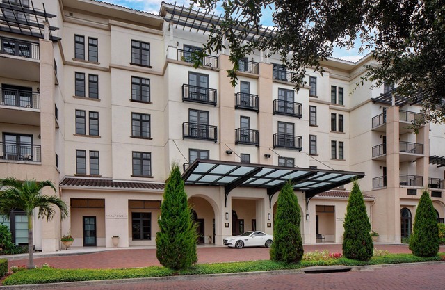 Rooftop Pool, Close to Parks & Rollins College - Award Winning Accommodations