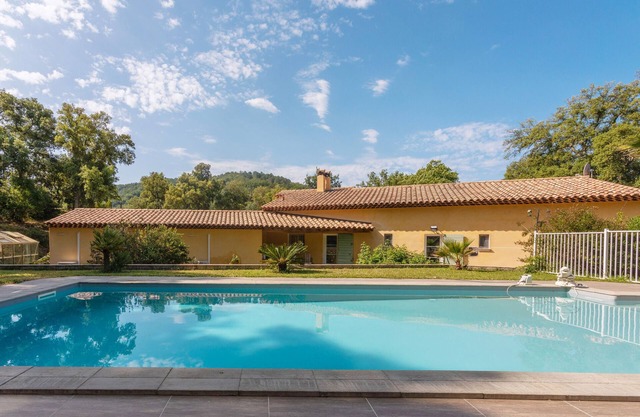 Room "Azur" with Shared Pool, Wi-Fi, and Air Conditioning