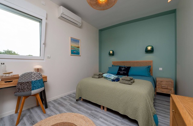 Room 'Houat' with shared terrace, Wi-Fi and air conditioning