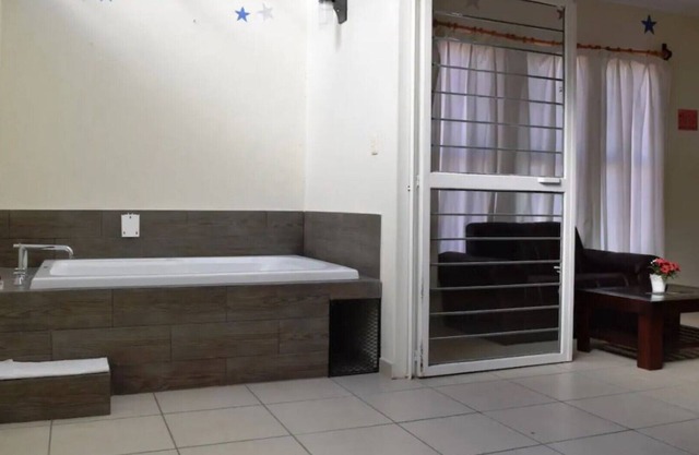 ROOM WITH JACUZZI KING SIZE BED