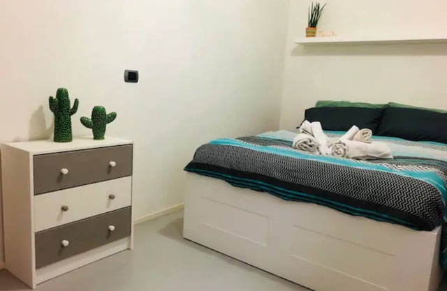 Room with private bathroom City of Parma - shared apartment