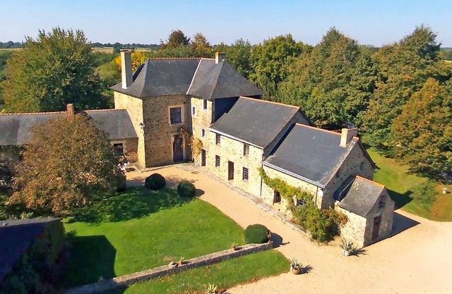 Rooms in an 18th-century manor house in the countryside. Calm, rest and relaxation.