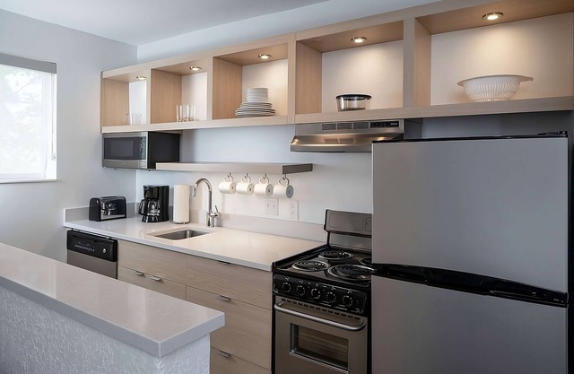 Roomy 2BR Suite with Full Kitchen, Pets Allowed, Short Drive to Kennedy Center!