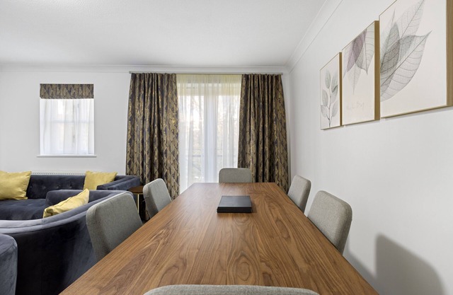 Roomy 3 bedroom house, 2 baths Mill Hill