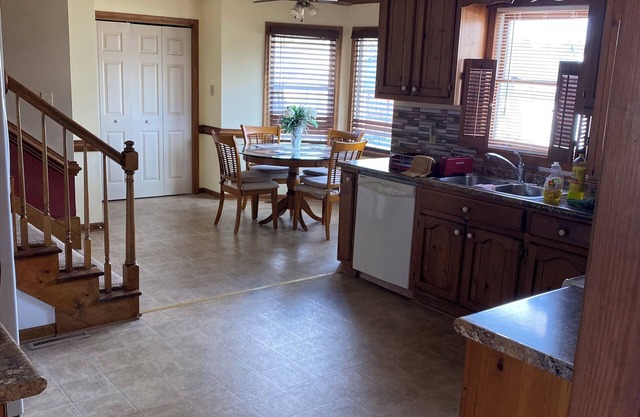 Roomy and Cozy 3-bedroom home in Chesapeake near everything.