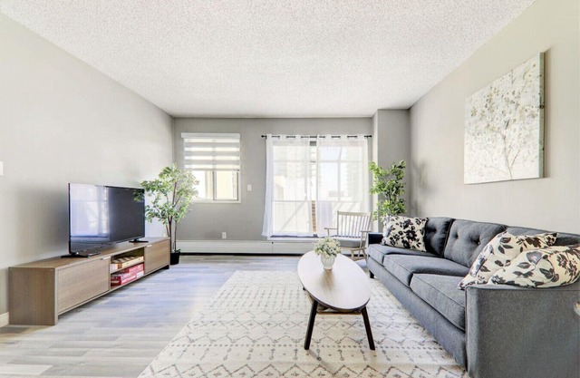 Roomy Top Floor at Stampede w/Free Parking, AC