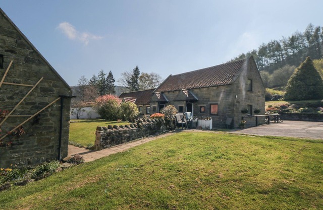 ROSEDALE, pet friendly, character holiday cottage in Glaisdale
