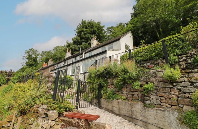 ROSEVILLE, pet friendly, luxury holiday cottage in Cromford