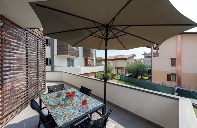 Rosy House 100m from lake & Shared Pool, Toscolano Maderno, Italy