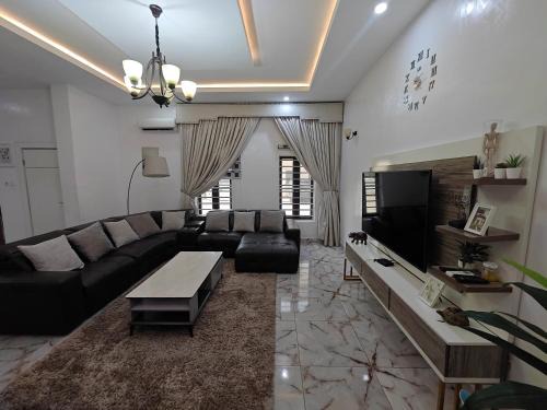 Royal 3 Bedroom Apartment with 24hrs Power Supply, Wifi, Security and Fully Equipped Kitchen