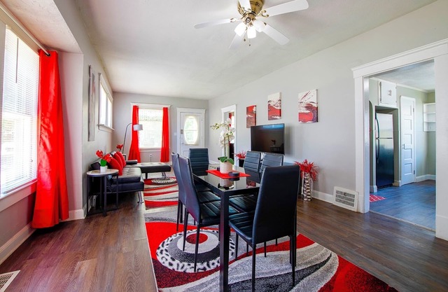 Rubi Lounge: Comfy 1BR Lower Unit | Patio, Porch & Parking 8 Mins to Downtown