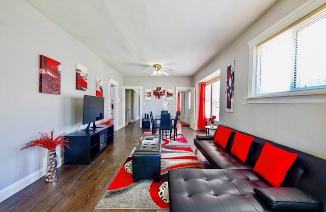 Rubi Lounge: Cozy 2BR Lower Unit | Patio, Porch & Parking 8 Mins to Downtown